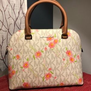 🌸Michael Kors Cindy Vanilla Medium Dome Satchel